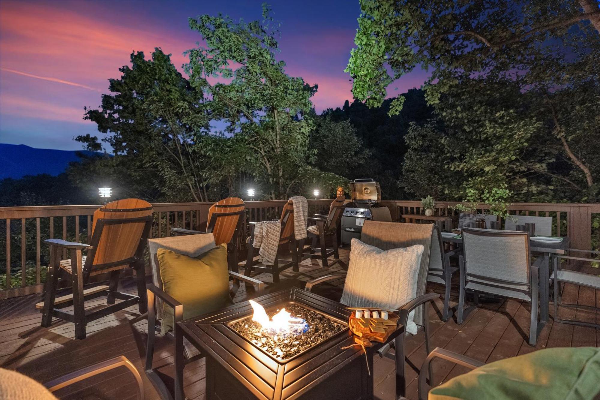 גטלינבורג Family Chalet With Sauna, Hottub, Heavenly Views! Mins To Downtown! מראה חיצוני תמונה
