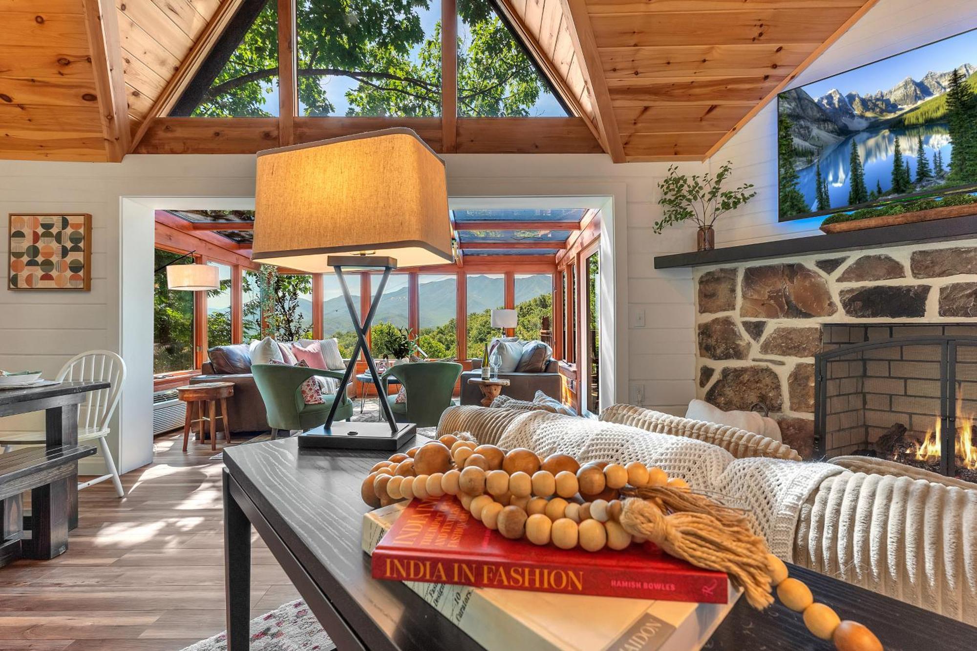 גטלינבורג Family Chalet With Sauna, Hottub, Heavenly Views! Mins To Downtown! מראה חיצוני תמונה