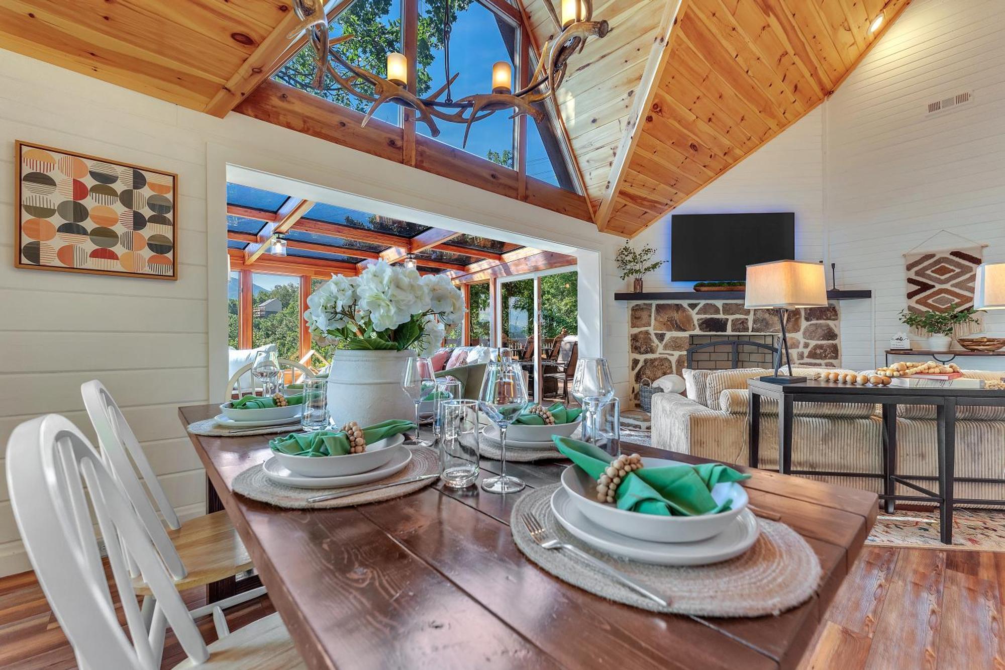 גטלינבורג Family Chalet With Sauna, Hottub, Heavenly Views! Mins To Downtown! מראה חיצוני תמונה