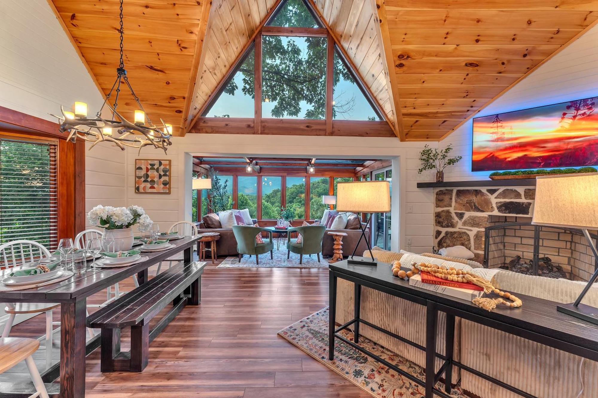 גטלינבורג Family Chalet With Sauna, Hottub, Heavenly Views! Mins To Downtown! מראה חיצוני תמונה